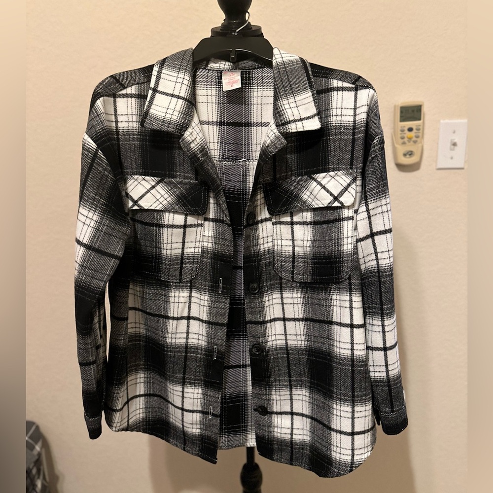 No Boundaries Juniors' Plaid‎ Shacket Black and White Women's Top. Sz L NWOT